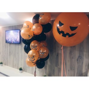 Композиция из гелевых шаров на Хеллоуин с большим оранжевым шаром