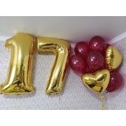 Композиция из букета с золотыми и бордовыми шарами для девушки на 17 лет