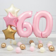 Набор со звездами из фольги и шарами цифрами на 60 лет красивой женщине