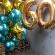 Букет с зелеными шарами хром и золотыми звездами в 60 лет
