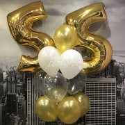 Букет с бело-золотыми шариками с гелием на юбилей для женщины в 55 лет