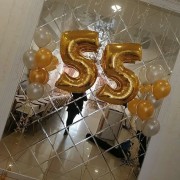 Два фонтана из серо-золотых гелиевых шариков на торжество 55 лет