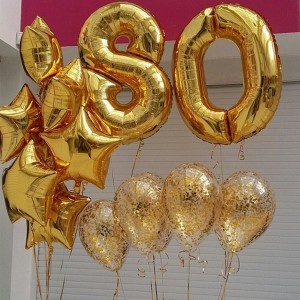 Композиция в золоте со звездами и шариками конфетти на 80 лет 