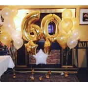 Композиция из латексных шаров в светлых тонах с тремя звездами на 60 лет