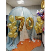 Композиция из двух фонтанов с золотыми шариками на 70 лет