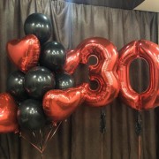 Композиция для девушки на 30 лет в черно-красном цвете