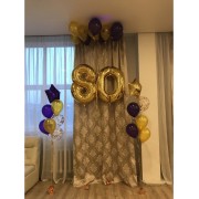 Композиция с шариками под потолок и двумя фонтанами со звездами на 80 лет