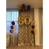 Композиция с шариками под потолок и двумя фонтанами со звездами на 80 лет