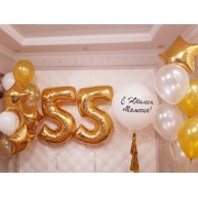 Композиция с большим белым шаром и фонтанами из золотых шаров маме на 55 лет