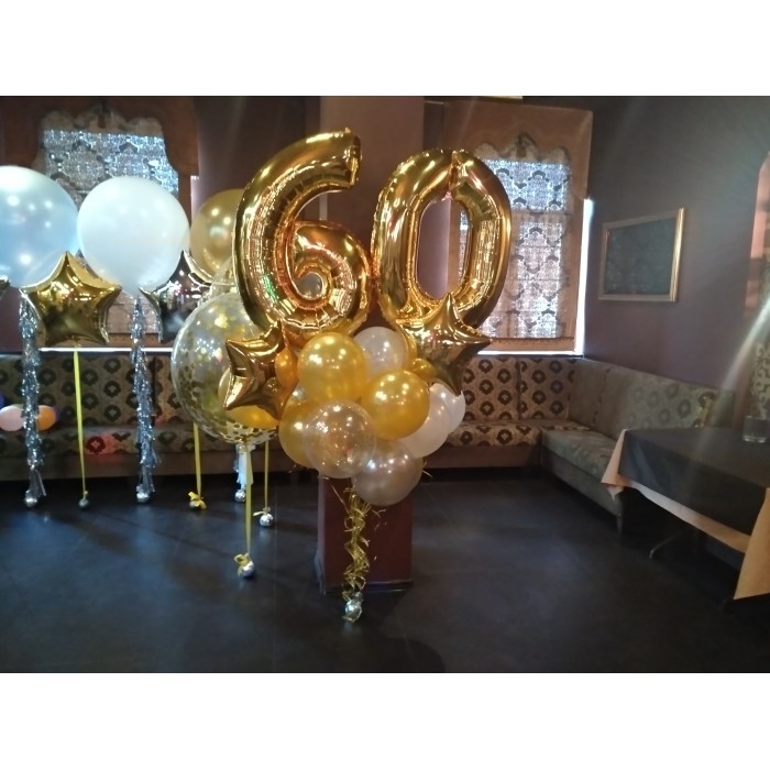 Композиция с большими шарами и конфетти на 60 лет с цифрами и букетом