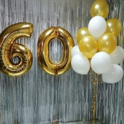 Букет с латексными шарами в белом и золотом цвете на 60 лет
