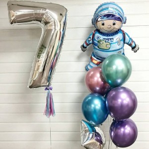 Композиция из воздушных шаров неунывающий космонавт на семь лет
