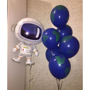 Композиция из воздушных шаров Земля в иллюминаторе