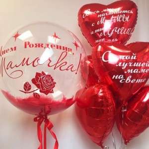 Композиция из шаров с гелием красные сердца и шар с перьями с вашими пожеланиями маме на День Рождения