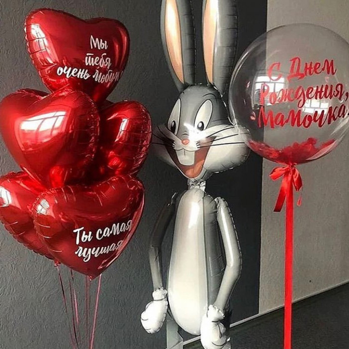 Композиция из гелиевых шаров на День Рождения с кроликом Багз Банни и сердцами маме