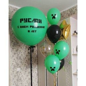 Композиция из воздушных шариков с большим шаром и звездой фанату Майнкрафт