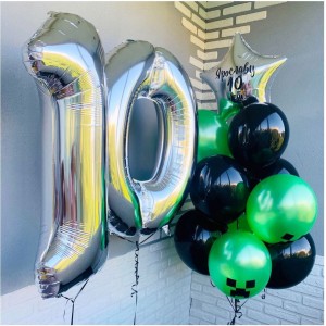 Композиция из воздушных шаров Майнкрафт с серебряными цифрами
