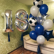 Композиция из шариков с гелием парню на 18 лет с футбольными мячами