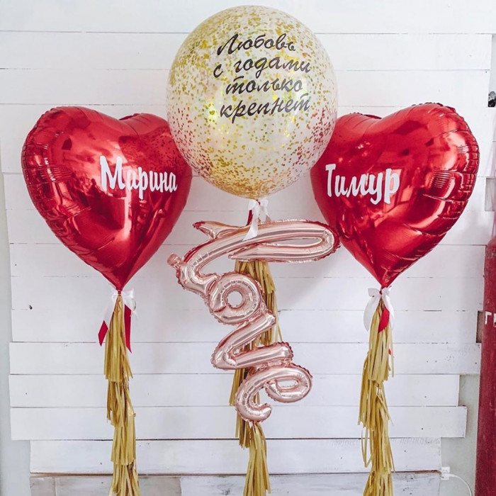 Композиция из шариков Любовь (LOVE) с красными сердцами
