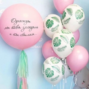 Композиция из гелиевых шаров на выписку доченьки в розовом цвете и с шарами с тропическими листьями