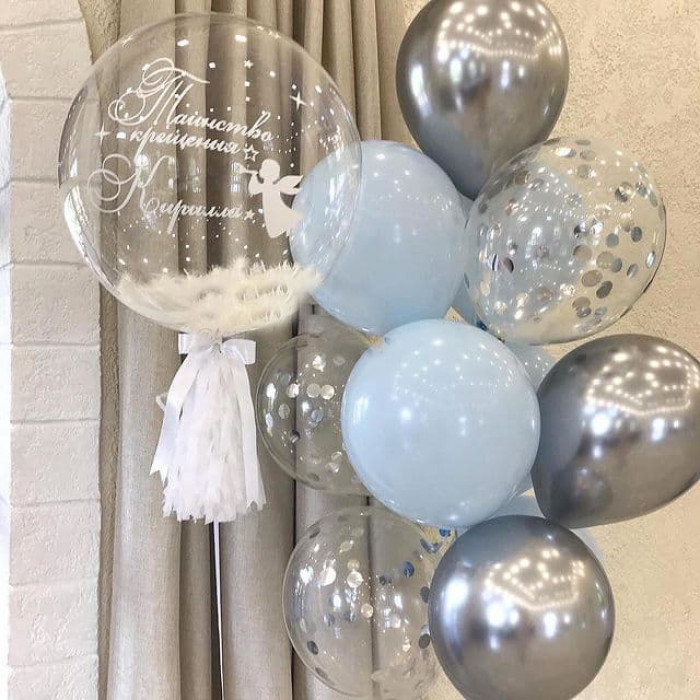 Композиция с большим шаром баблс (bubbles) в нежно-голубой гамме мальчику на крещение
