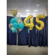 Букет с гелиевыми шарами и цифрами на 45 лет 