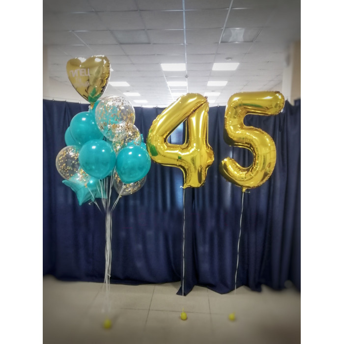Букет с гелиевыми шарами и цифрами на 45 лет