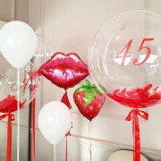 Набор с клубничкой, губками и шариками баблс (bubbles) с перьями в 45 лет любимой