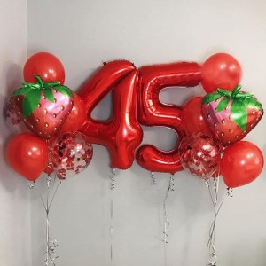 Композиция в красном цвете с клубничками на 45 лет коллеге