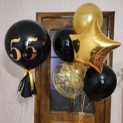 Сет с большим черным шаром с надписью и черно-золотыми шарами на 55 лет