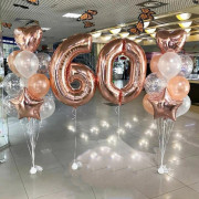 Сет с воздушными шариками цвета розового золота с конфетти и сердечками женщине на юбилей