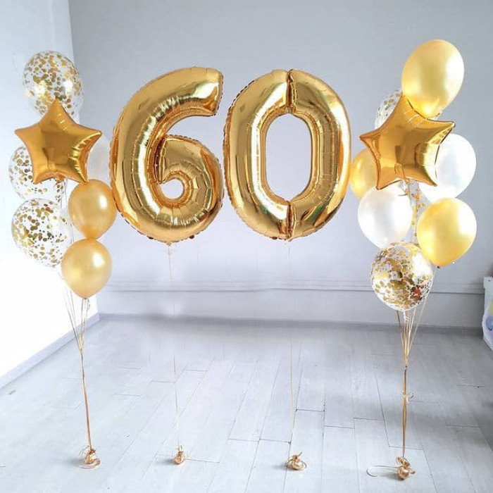 Композиция из двух фонтанов с золотым конфетти и гелиевыми шариками на 60 лет