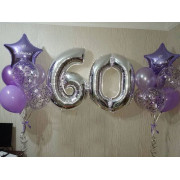 Два сиреневых букета с конфетти и шарами цифрами на 60 лет для любимой женщины