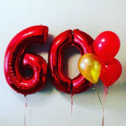Воздушные шары с красными цифрами на 60ти-летие