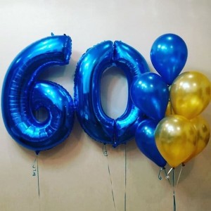 Набор для мужчины на 60 лет с латексными шарами в синем цвете и цифрами 