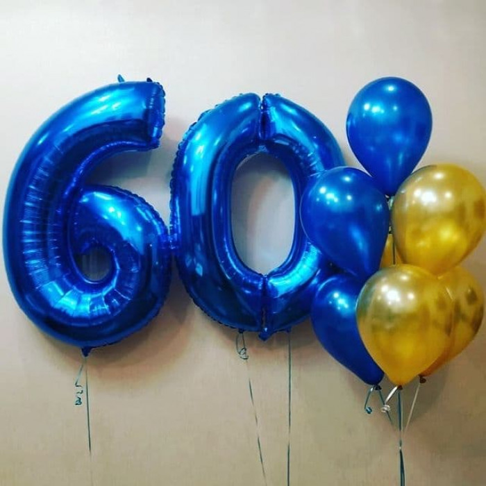 Набор для мужчины на 60 лет с латексными шарами в синем цвете и цифрами