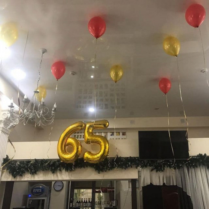 Набор из гелиевых шариков под потолок с цифрами на юбилей 65 лет