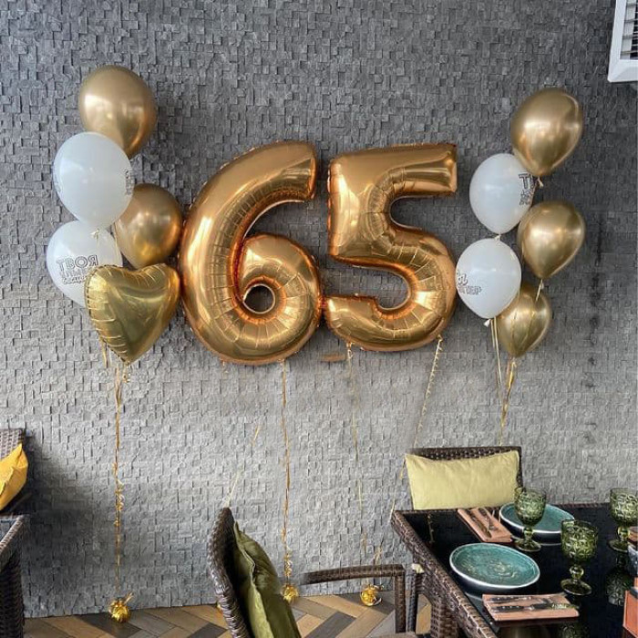 Композиция с шарами хром и комплиментами женщине в 65 лет