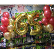 Композиция из двух букетов с красно-золотыми шариками на 65 лет 