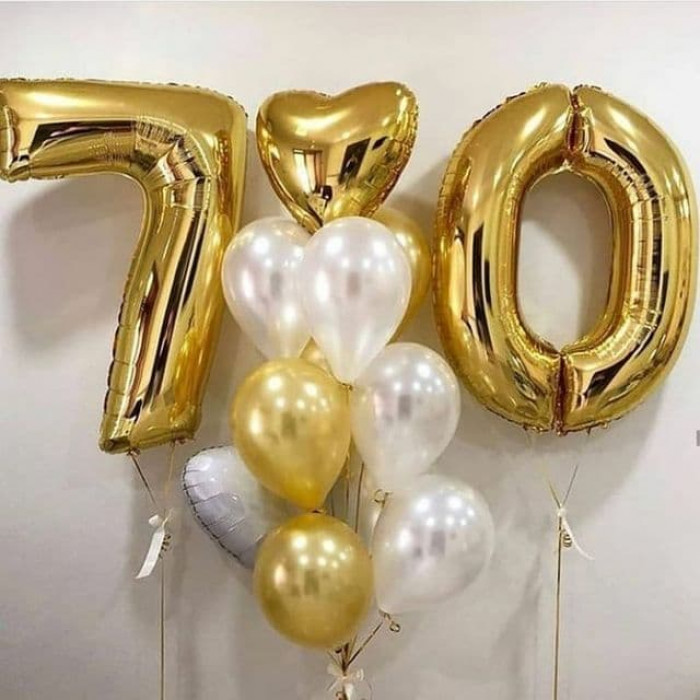 Букет из золотых и белых воздушных шаров на 70 лет