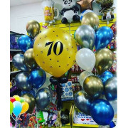 Композиция с большим шаром и шариками металлик на 70 лет