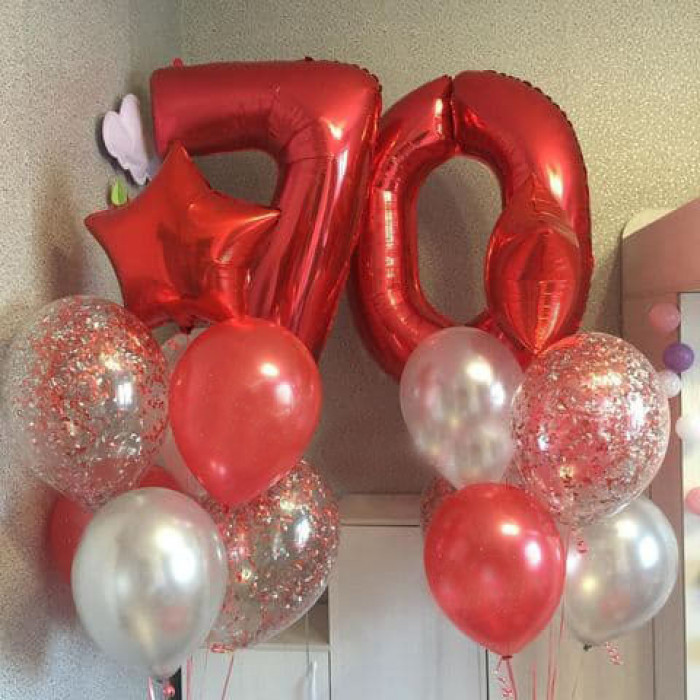Композиция из красно-серых воздушных шаров с цифрами на 70 лет