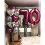 Букет с серебряными и бургунди шарами с цифрами на 70 лет для женщины