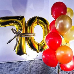 Букет из красно-желтых шаров с двумя цифрами на праздник 70 лет