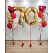 Два фонтана из красно-белых шаров с золотым конфетти и сердечками на 70 лет