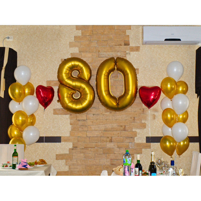 Композиция из двух бело-золотых фонтанов с красными сердечкам на 80 лет