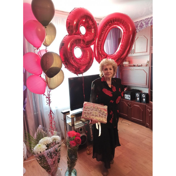 Композиция с фонтаном из шаров и шарами-цифрами любимой бабушке на 80 лет