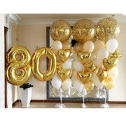 Композиция из золотых шаров конфетти и фонтанов на золотой Юбилей 80 лет
