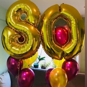 Композиция с двумя фонтанами из гелиевых шариков на юбилей 80 лет