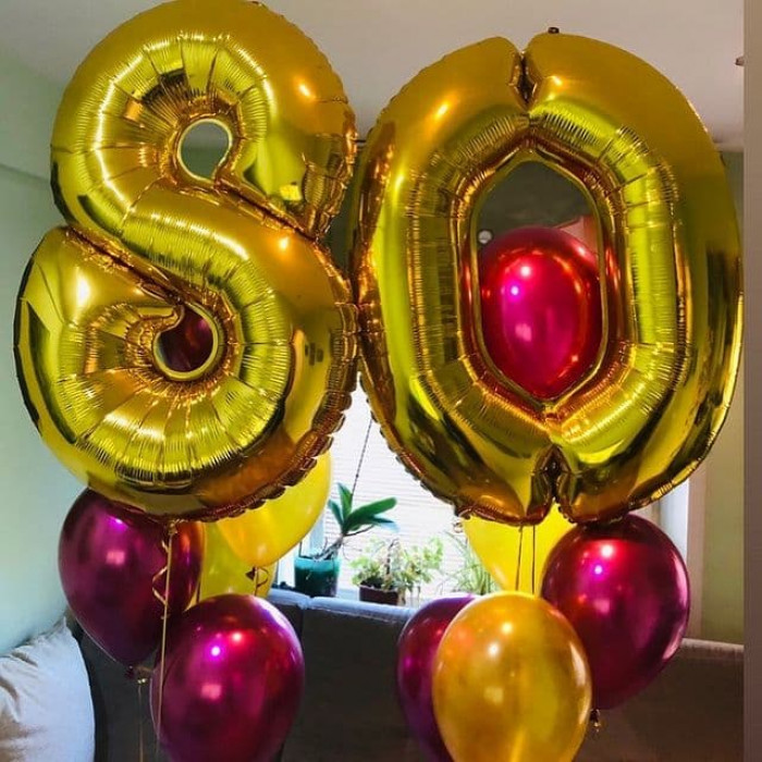 Композиция с двумя фонтанами из гелиевых шариков на юбилей 80 лет